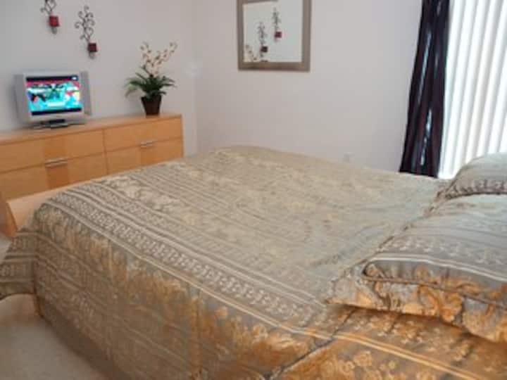 Спална соба бр. 2 со брачен кревет (широк 150-179 см)