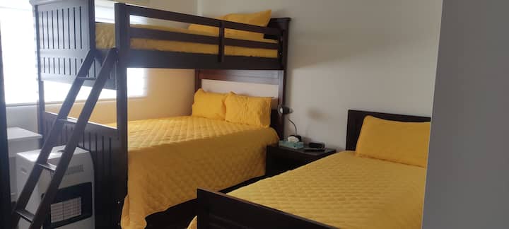 واحدة من الغرف مع مكيف الهواء والتلفزيون،،،،