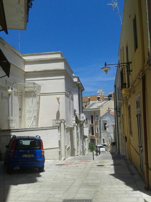 VIA GIUDEA
La casa si trova nel cuore del centro storico brindisino, precisamente nel vecchio quartiere ebraico, punto strategico per raggiungere a piedi i principali punti di interesse commerciale e culturale della città. Porto (2 min. a piedi), stazione (10 min. a piedi) e aeroporto (10 min in auto) sono facilmente raggiuibili. Per il parcheggio, è presente uno costudito a 10m da casa, altrimenti un ampio parcheggio pubblico è sito vicino al porto. Le fermate degli autobus sono a due passi.