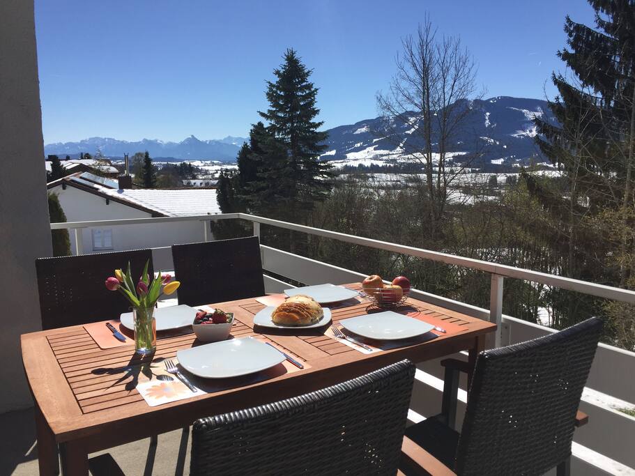 Großzügiger Balkon zum Sonnen und Essen