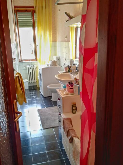 bagno condiviso molto spazioso