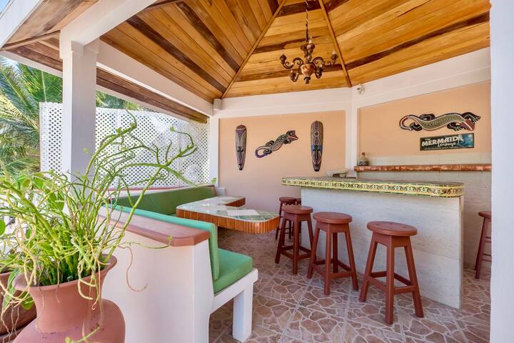 Beachfront 4BR (2+ kings), private pool, views! gallery image 4