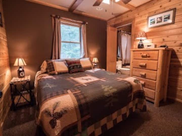 Camera padronale con TV a schermo piatto e bagno padronale