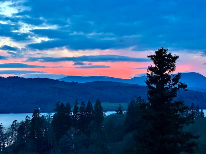 Chemchemi ya Kutua kwa Jua kutoka Sebule na Vyumba vyote viwili vya kulala
