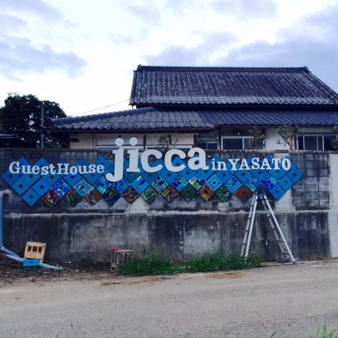 100名で作り上げた巨大看板。