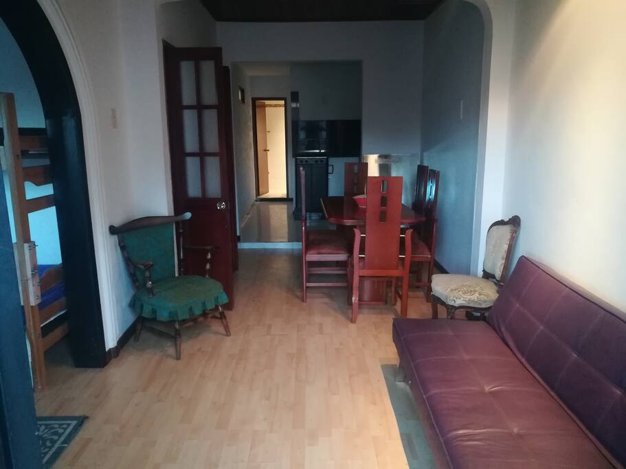 apartamento equipado con cocina, baño, dormitorio y áreas comunes. ubicado en el sector de chapinero, suprema mente central y accesible, cerca a el centro comercial Av. chile y la zona T.