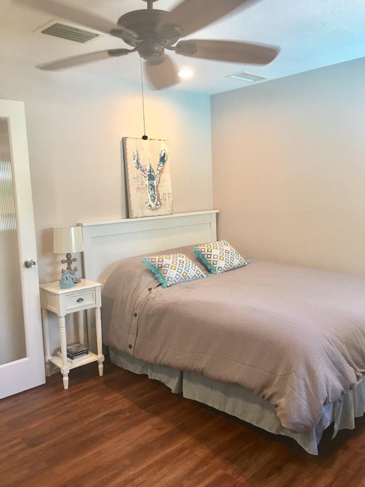 Chambre avec vue sur la piscine, bureau , 