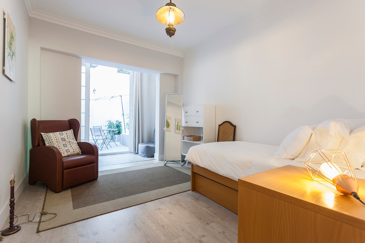 všeobecný pohľad na izbu 2 s dôkazom o prístupe na dvor