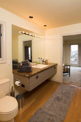 Luxury in Queen Anne very walkable! gallery image 4