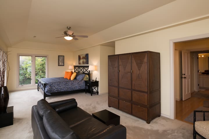 Luxury in Queen Anne very walkable! gallery image 3