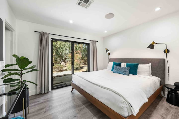 เตียงคิงไซส์ในห้องนอนหลัก