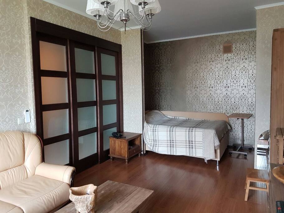 комната вид на кровать