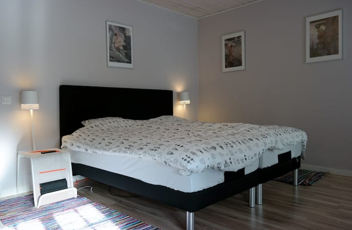 Spálňa pre rodičov s 2 luxusnými, elektricky nastaviteľnými lôžkami