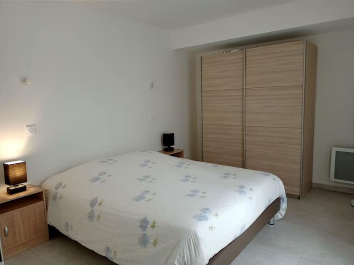 Camera da letto molto grande (16m2) dotata di letto e biancheria da letto di qualità, armadio guardaroba e comodini (coperte e cuscini)
Si prega di notare che non vengono fornite le lenzuola.