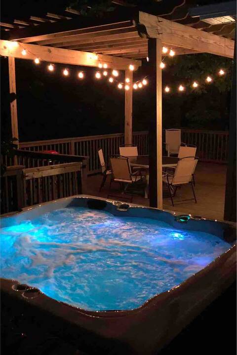 Driftwood Cottage with HotTub on Lake Cumberland