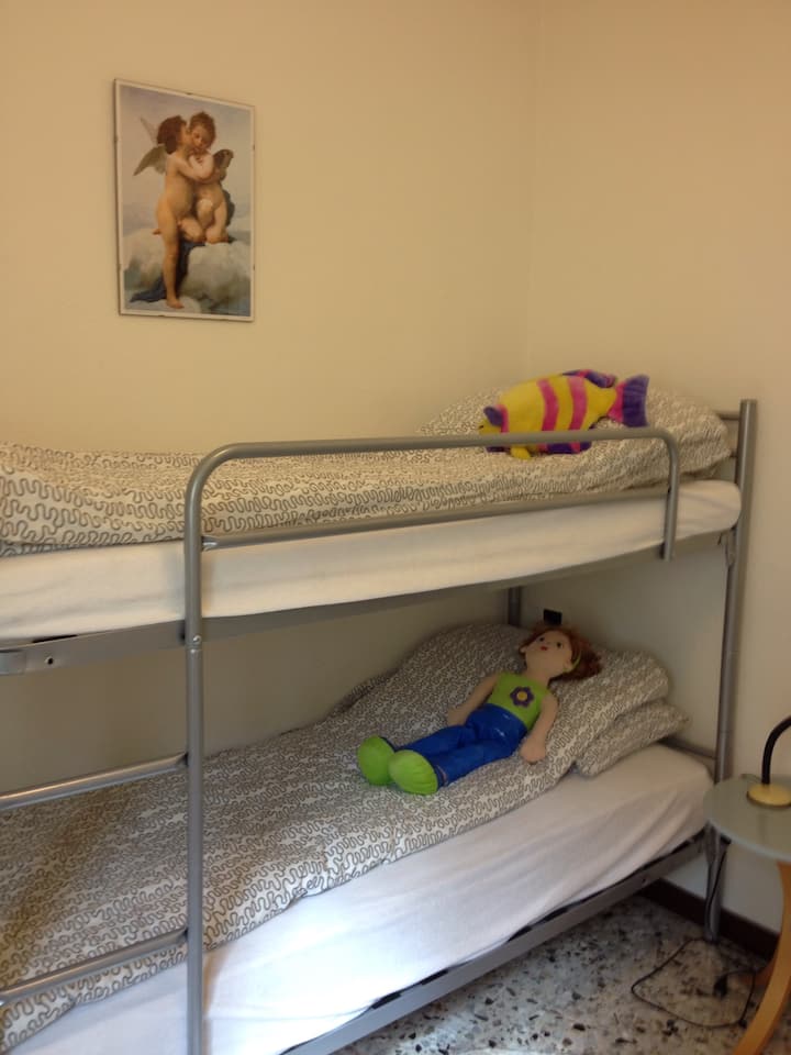 Დობელის ოთახი ბავშვებისთვის და ერთი დამატებითი საწოლი 