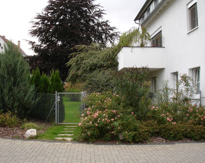 Aussenansicht, Zugang zur Wohnung durch den Garten