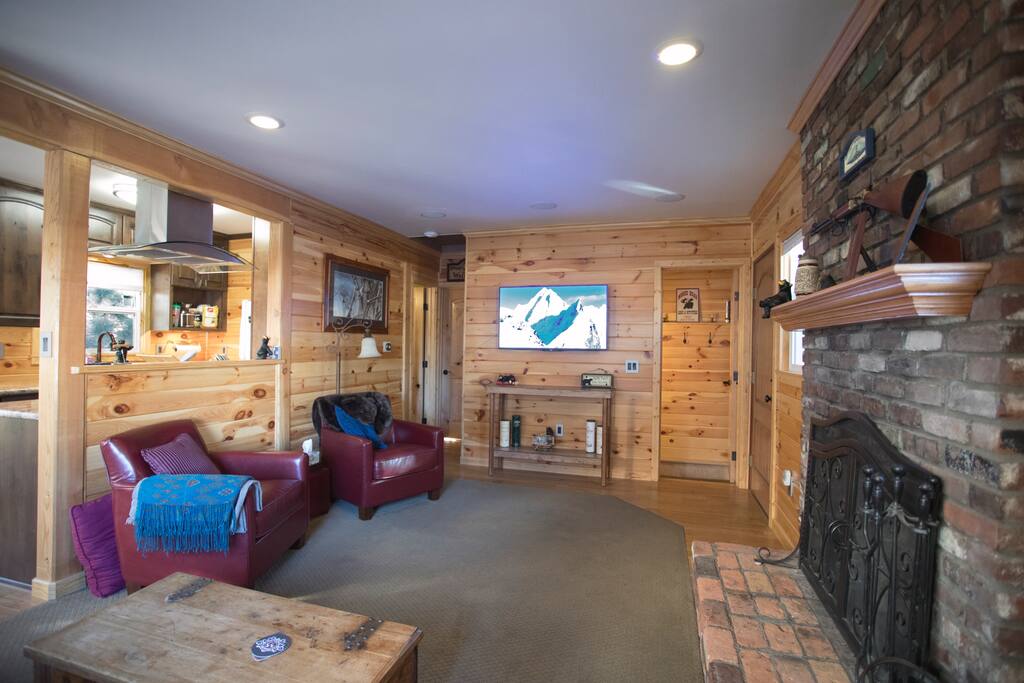 wall mounted TV, watch Netflix, HULU or VUDU