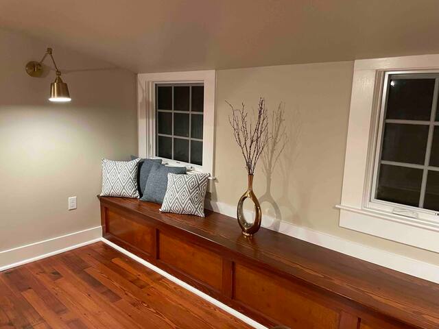 Spacious 4 BR House in Uptown Historic Area gallery image 2