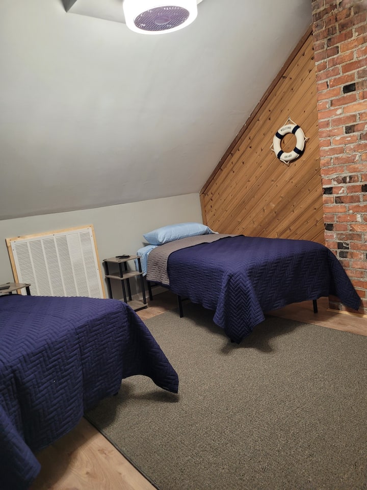 חדר שינה בלופט למעלה. שתי מיטות נפרדות, ניתן לחבר כדי להיות מלך מפוצל. 