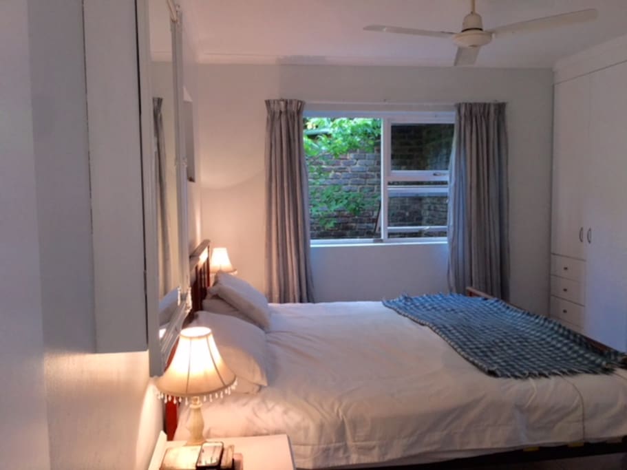 Bedroom with kingsize bed