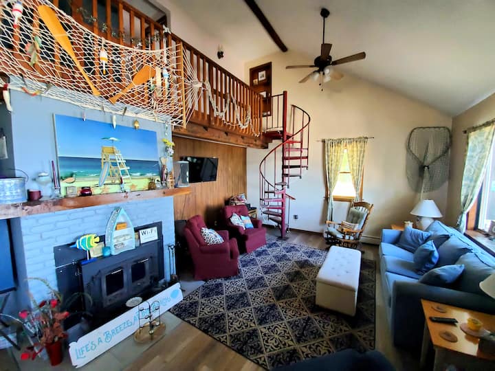 הטלוויזיה החכמה שלנו נגישה בסטרימינג. אח העץ שלנו היא לקישוט, אבל קמין הגז שלנו שומר על הבית חמים בחורף!