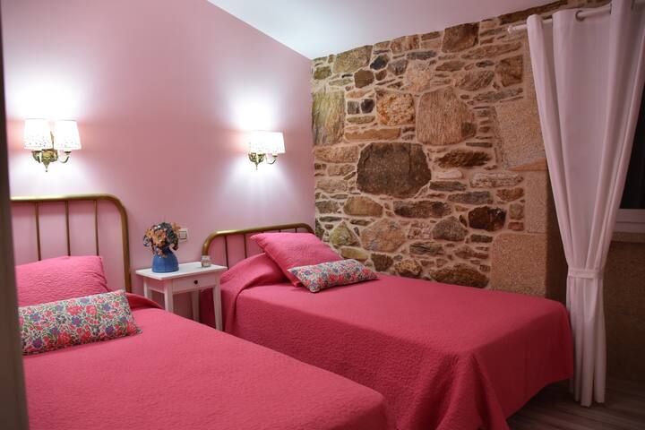 Habitación rosa de dos camas individuales de 1,05cm