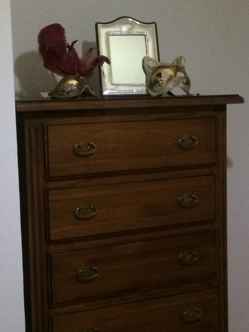 La habitación cuenta con armario y cajonera para guardar toda tu ropa!