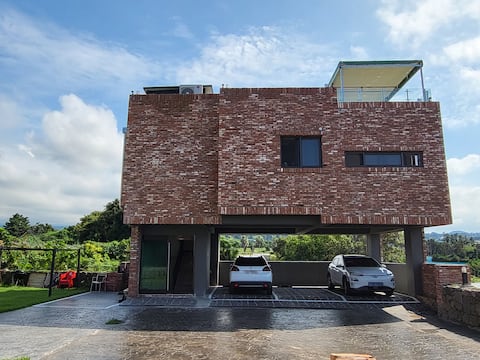 < Aewol Hat Sal Minbang Bldg. 2F >
It is an Aewol Hat Sal Minbang with a beautiful sunset and a view of Hallasan Mountain and the sea.