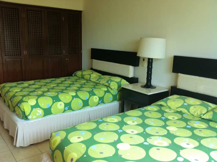 Dhoma 2, me dy krevate dopio "queen".