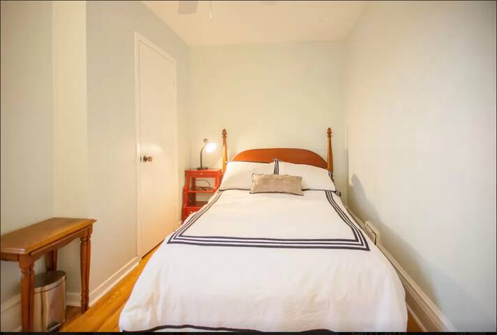 Cozy Cottage near Ossington Subway!