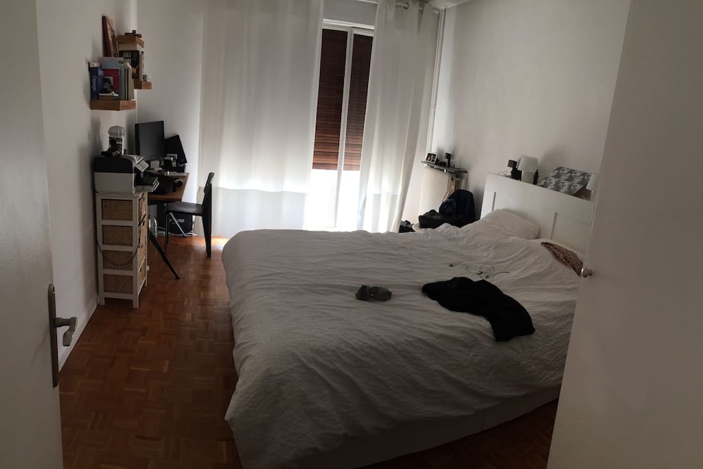 Ch des parents, côté jardins, placard immense à droite (on tiendrai à 5 adultes dedans)