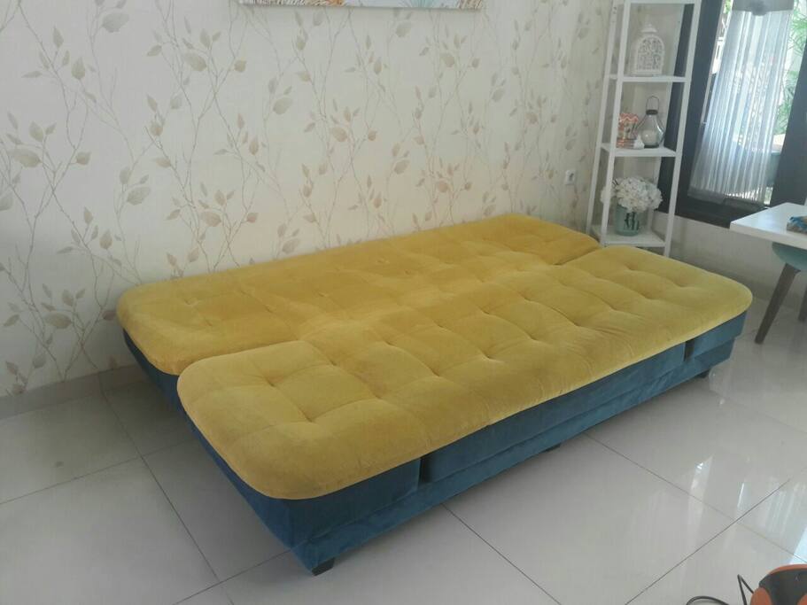 sofa di ruang tamu bisa direbahkan untuk jadi bed 2 orang