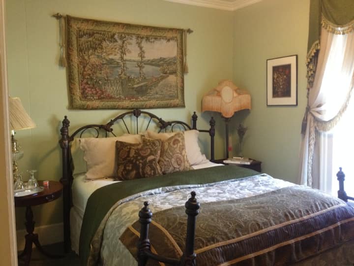 Зелената соба е на горниот кат со брачен кревет (широк 150-179 см).  Има поглед кон градината и има поглед кон планините.  Ја дели бањата со ренесансна соба