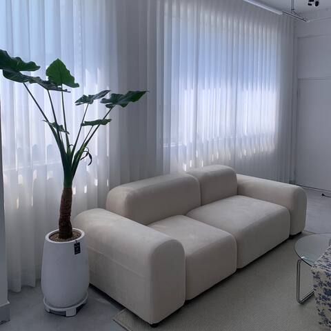 Party Room_Uhwa Studio No. 1 # Holiday Table # Beam Projector # Netflix # 20 pyeong Private rental