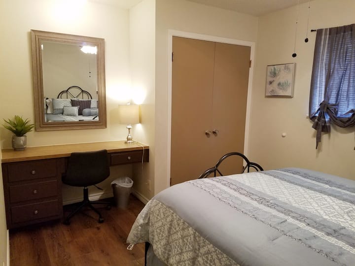 Всяка спалня разполага с бюро и стол.