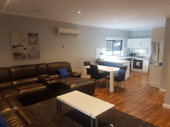 Johns Place - John's Place - Three-bedroom house