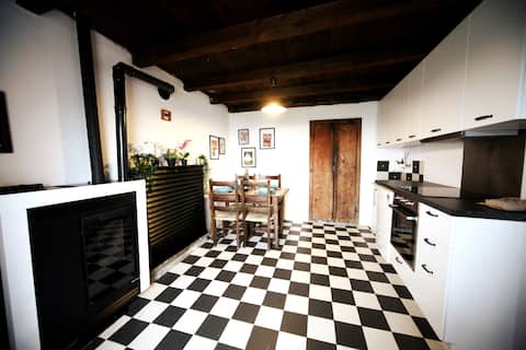 Bellissima tipica casetta Ticinese nella natura