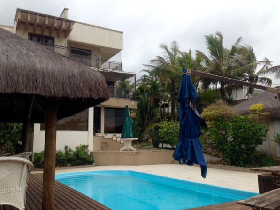Gazebo, piscina e área externa