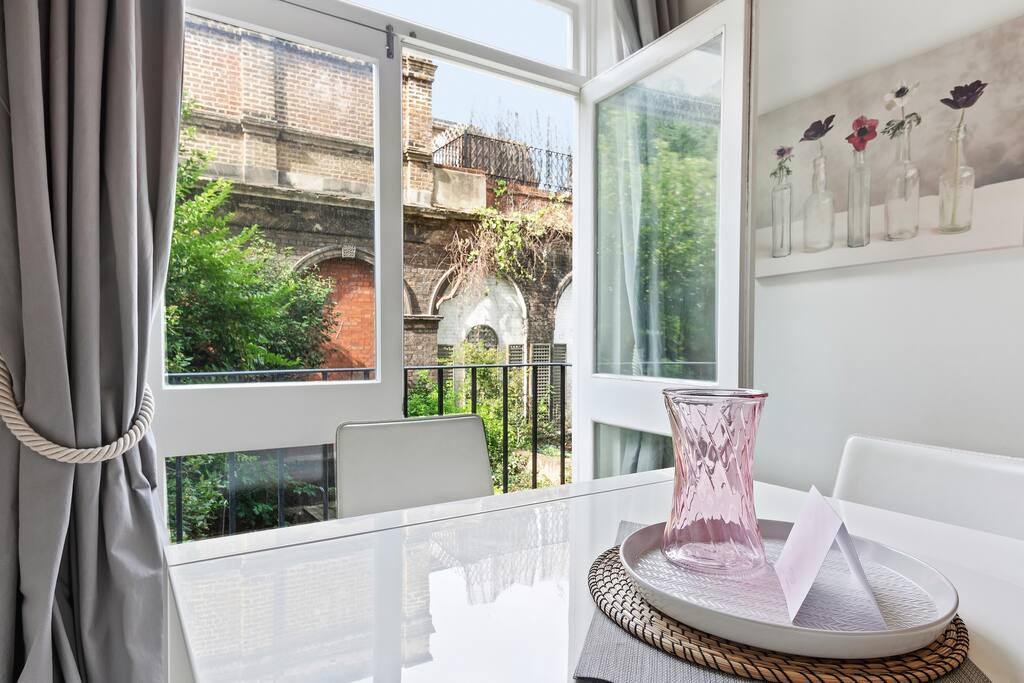 It opens onto a nice communal garden, you can see from the balcony.