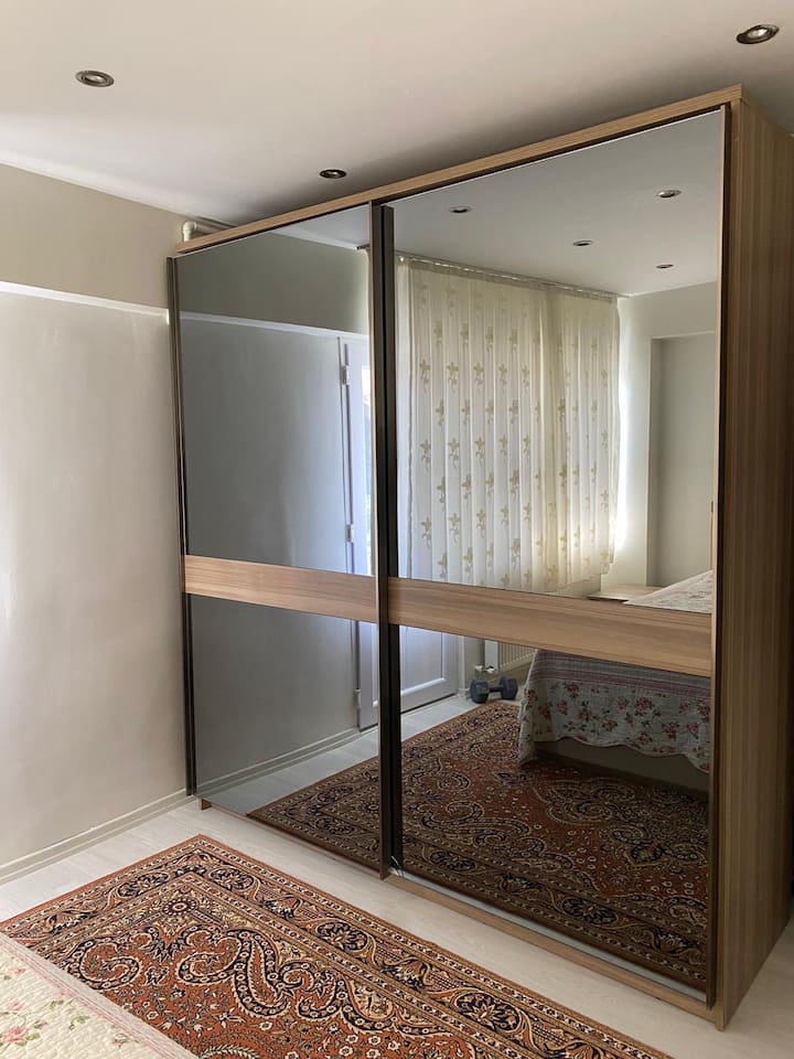 Настоящата настройка на спалнята №1 (спалнята, която се отваря към балкона на улицата): легло за двама, гардероб, две нощни шкафчета, турски килим