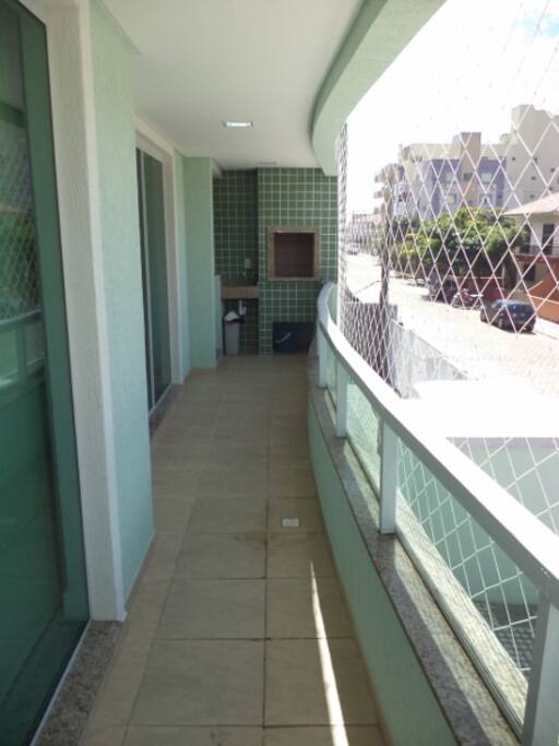 Ampla sacada c/ churrasqueira e tela de proteção