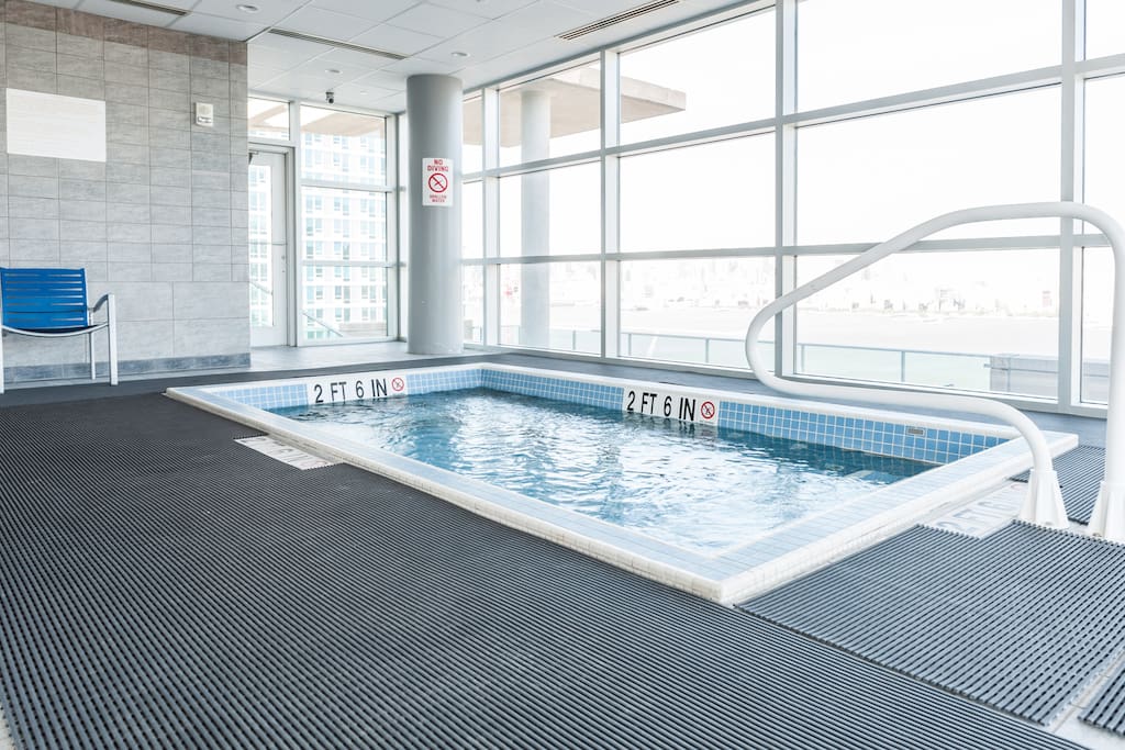 Jacuzzi with Manhattan skyline views