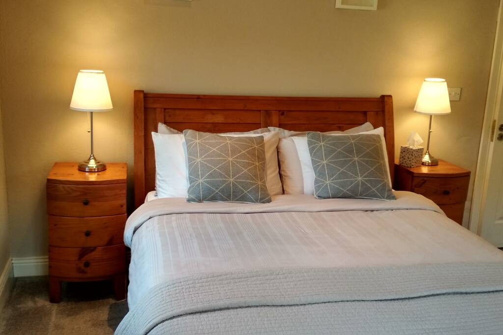 King size sleigh bed in bedroom