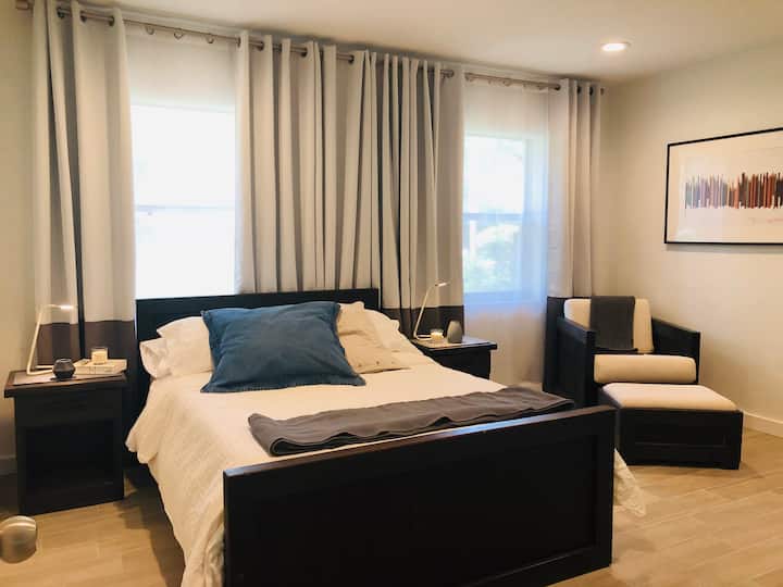 Dhoma e gjumit 2, dyshek me shkumë memorie 12 inç.  Hapësirë e bukur pune me dritare të drejtuara nga tavolina.