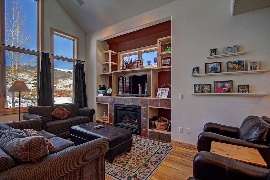Great Room - Gorgeous mountain views, new HD TV & gas fireplace.