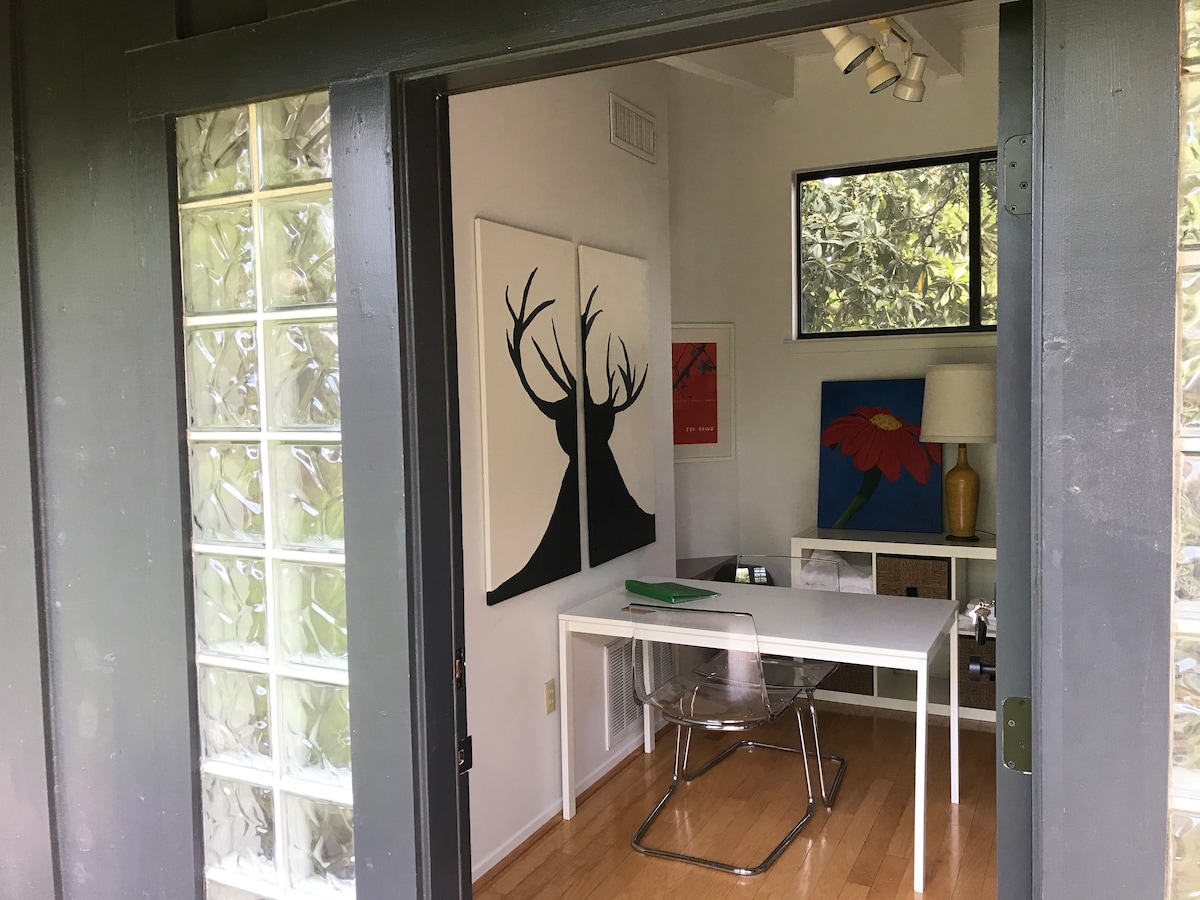 Standalone Bright Austin Bungalow