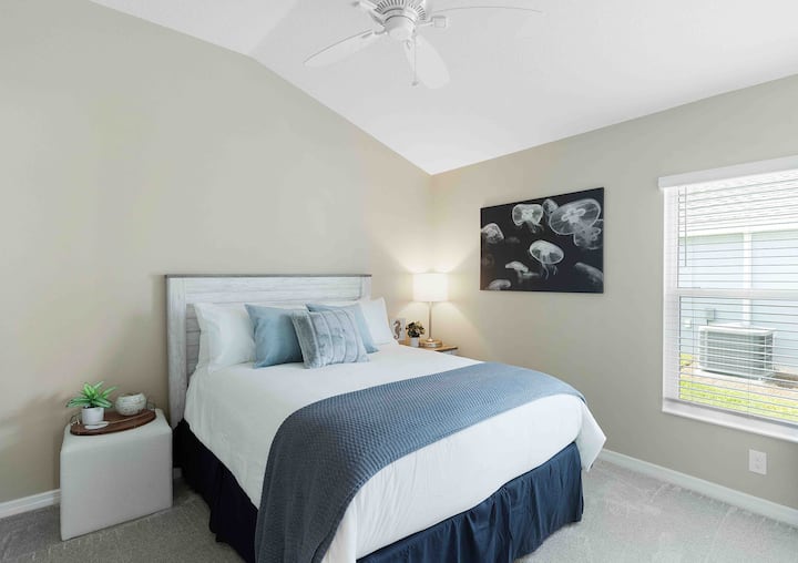 La chambre confortable et pittoresque « Jellyfish or Blue » dispose d'un tout nouveau matelas queen size moelleux et de draps et oreillers de qualité hôtelière. Beaucoup d'espace de commode et de placard pour les vêtements !