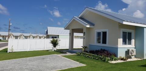 Sunflower Escape Deluxe  Pool/Beach/Gym/AC