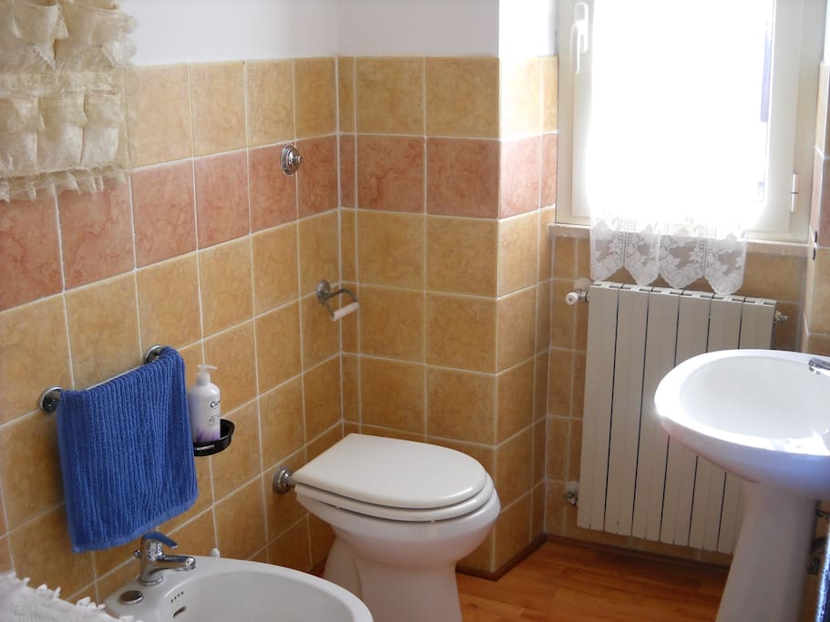 Bagno con box doccia